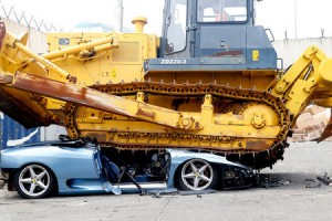 300 minlik “Ferrari”ni buldozerlə əzdilər – FOTO 300 minlik “Ferrari”ni buldozerlə əzdilər – FOTO