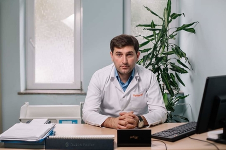 Məşhur klinikanın həkimi və aptek sahibi hakim qarşısında - psixotrop maddə satmaq ittihamı