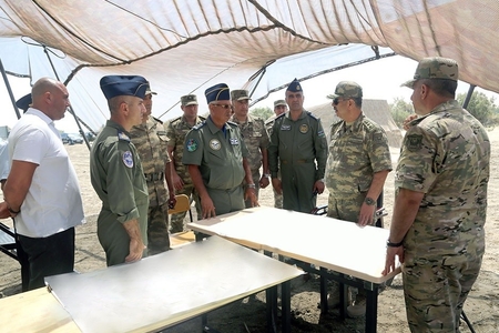 Müdafiə naziri hərbi təyyarənin qəzaya uğraması ilə əlaqədar yaradılan əməliyyat qərargahında olub