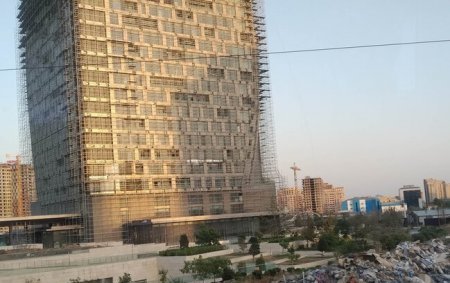 Anar Məmmədovun "Tramp" otelinin üzlüyü sökülür - FOTO