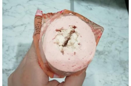 Üzərinə "halal" yazılan kolbasanın içindən çıxanı görüb şok oldu - FOTO 