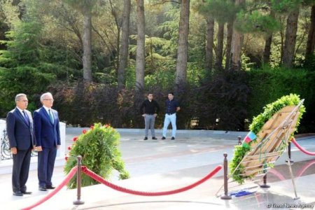 Mətbuat nümayəndələri Heydər Əliyevin məzarını ziyarət etdilər