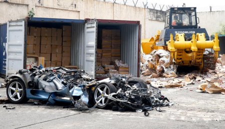 300 minlik “Ferrari”ni buldozerlə əzdilər – FOTO