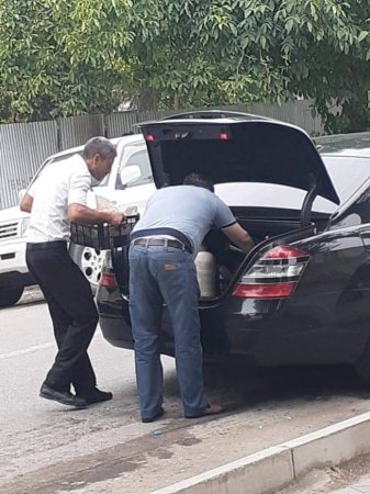 Azərbaycanda biabırçılıq: MƏDƏNİYYƏT NAZİRİNİN MÜAVİNİ QƏBULDAN SONRA SOVQAT YIĞDI - FOTOFAKT  