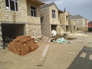 “BU QANUN-QAYDASIZ TİKİNTİLƏR RAHATLIĞIMIZI POZUB…” – Abşeron İcra Hakimiyyətindən şikayət (FOTO)