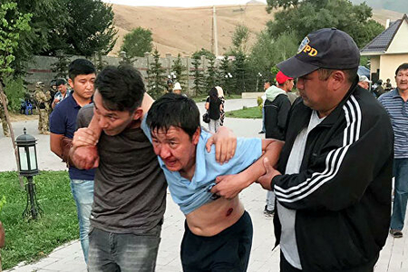 Atambayevin iqamətgahı yaxınlığında keçirilən əməliyyat zamanı 43 nəfər yaralanıb, 1 xüsusi təyinatlı ölüb