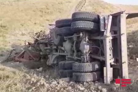 İsmayıllıda yük maşını dərəyə aşıb: - Sürücü yaralanıb, oğlu ölüb