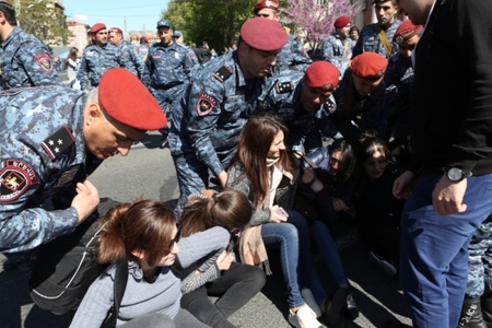 Ermənistanda etirazçılar parlament binasını mühasirəyə alıblar