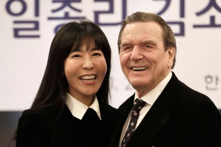 Almaniyanın keçmiş kansleri Şröder zinakarlıqda suçlandı və məhkəməyə verildi