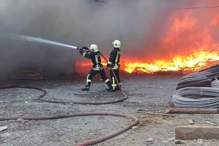 Bakıda taxta bazarı yanır, icra başısı hadisə yerinə gəlib- VİDEO- YENİLƏNİB Bakıda taxta bazarı yanır, icra başısı hadisə yerinə gəlib- VİDEO- YENİLƏNİB