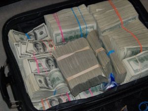 İcra başçısının qardaşı oğlu dələduz ortağını Bakıdakı 