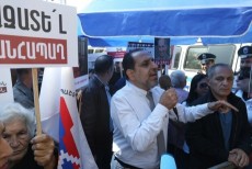 KÖÇƏRYANI DƏSTƏKLƏYƏN PARTİYA SƏDRİ YAŞLI QADINI DÖYDÜ - “Kim mənə “türk” desə vuracam...”