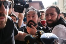 Adnan Oktarın məhkəməsi başlayır Adnan Oktarın məhkəməsi başlayır