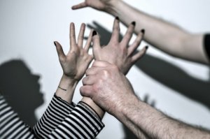 7 il əvvəl arvadını öldürüb su hövzəsinə atan şəxsin məhkəməsi