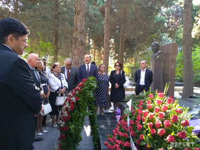 Milli Musiqi Günü ilə əlaqədar Üzeyir Hacıbəylinin məzarı ziyarət olunub Milli Musiqi Günü ilə əlaqədar Üzeyir Hacıbəylinin məzarı ziyarət olunub