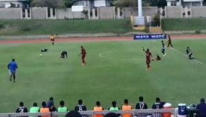 Matç zamanı futbolçuları stadionda ildırım vurdu