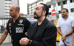 Adnan Oktar məhkəmədə qadınlara “susun” işarəsi verdi və alqışlandı...