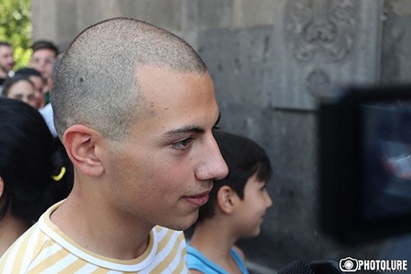 Zori Balayanın nəvəsi Paşinyanın oğlunu döydü