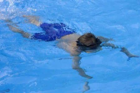 Üç yaşlı uşaq hovuza düşərək ölüb