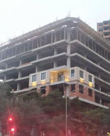 Bakıda tikinti gedən binada yaşayış var (FOTOLAR) 