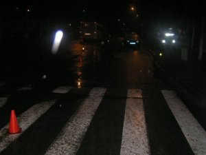 Bakıda avtomobil nənə və nəvəni vurdu