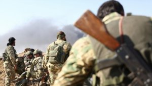 Kürdlər Rusiya və Əsədlə anlaşdı, Suriya ordusu şimala irəliləyib bir şəhəri tutdu Kürdlər Rusiya və Əsədlə anlaşdı, Suriya ordusu şimala irəliləyib bir şəhəri tutdu