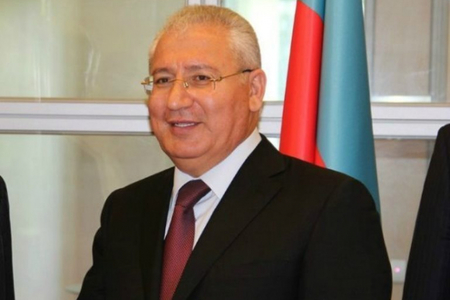 Prezident İlham Əliyev keçmiş naziri təltif edib Prezident İlham Əliyev keçmiş naziri təltif edib