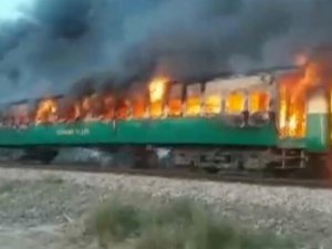 Pakistanda dəhşət: qatarda 62 nəfər diri-diri yandı