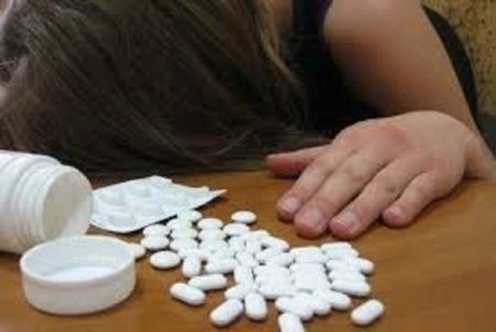 Нефть, средство против блох и нож: в Баку за день предприняты три попытки суицида 