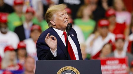 KİV: Tramp impiçment üzrə sorğulara məhəl qoymamaq istəyir