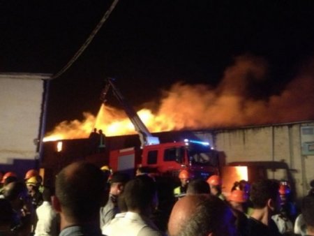 “Binə” ticarət mərkəzində yanğın: 4 nəfər tüstüdən zəhərləndi