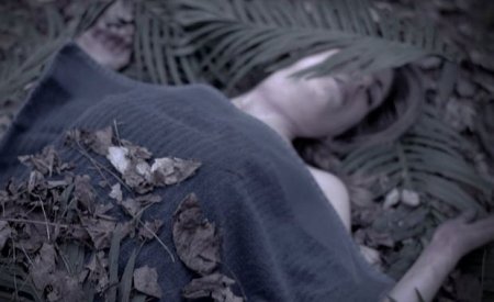 Gənc qızın dəhşətli ölümündəki müəmma: telefonu bacısına verib, iki nəfərlə görüşə getdiyini deyib