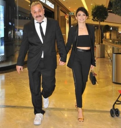 Məşhur aktrisa özündən 19 yaş böyük sevgilisi ilə evlənir - FOTO