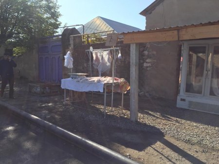 Şəmkirdə mənşəyi məlum olmayan ətin satışının qarşısı alınıb - FOTOLAR