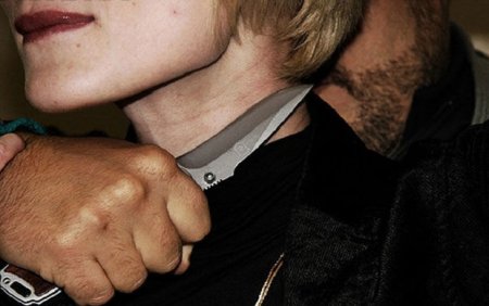 Blokda iki azyaşlı oğlunun gözü qarşısında arvadının başını kəsdi - MƏHKƏMƏ