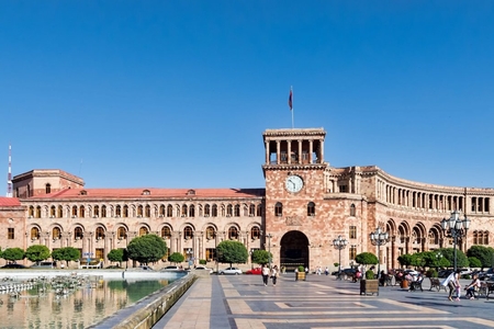 İrəvan öz patronuna yenə “buynuz” göstərdi, Moskva isə...