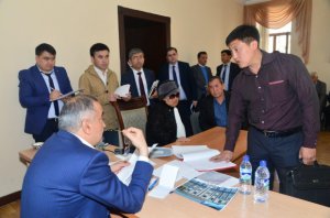 Paytaxt başçısı jurnalistləri məhv etməklə və “geyə çevirməklə” hədələyir