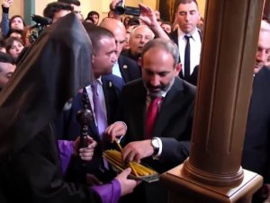 Ata Abdullayev Milanda erməni kilsəsinə girdi, Paşinyana suallar verdi, olanlar oldu...- VİDEO