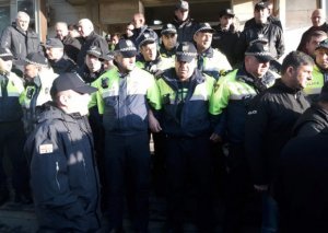 Müxalifətçilər hakim partiyadan olan deputatların ofislərini qıfılladılar