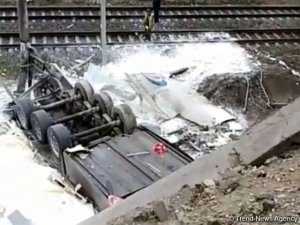 Bakıda ağır qəza - TIR LÖEPÜDƏN AŞDI