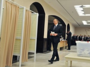 Prezidentə mane olan parlament... - EYNULLA FƏTULLAYEVİN ŞƏRHİ