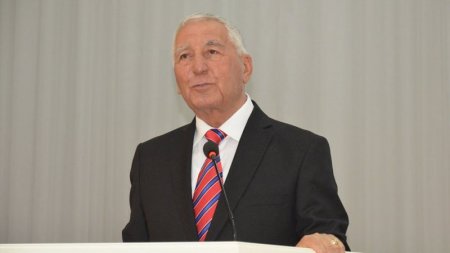 İşdən çıxarılan icra başçsı sabiq nazirə abidə hazırlatdı (FOTO)