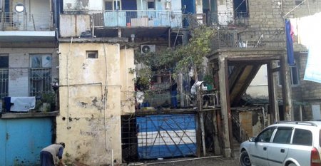 Bakıda dəhşət yaşayan ailə: “İşığı, suyu kəsilən zirzəmidə yaşayırıq”