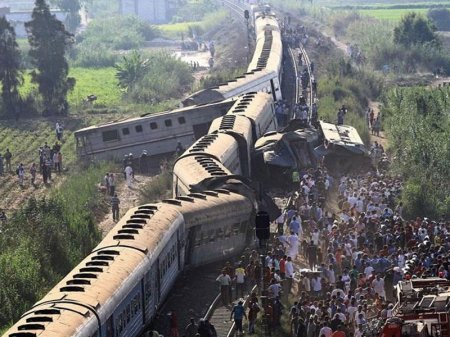 Banqladeşdə sərnişin qatarları toqquşdu: çox sayda ölən və yaralanan var