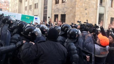 Tiflisdə xüsusi təyinatlılar aksiyaya müdaxilə etdi: parlamentin ətrafı təmsizlənir