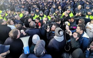 Gürcüstanda müxalifət liderlərinə yumurta və butulka atıldı