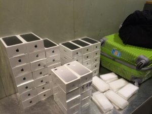 Azərbaycanda “ayfon” qaçaqmalçılığının dəhşətli miqyası: büdcə hər il azı 100 milyon dollar itirir Azərbaycanda “ayfon” qaçaqmalçılığının dəhşətli miqyası: büdcə hər il azı 100 milyon dollar itirir