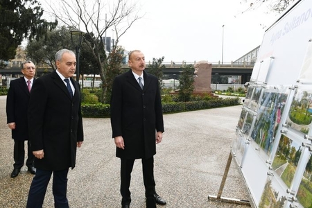 Prezident İlham Əliyev Bakının daha bir parkında aparılan yenidənqurma işləri ilə tanış o