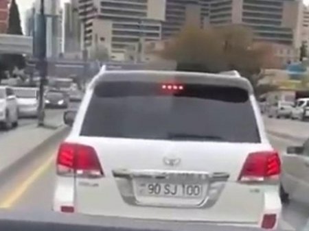 Bakıda təcili tibbi yardıma yol verməyən bahalı maşının sürücüsü QADIN ÇIXDI - FOTO