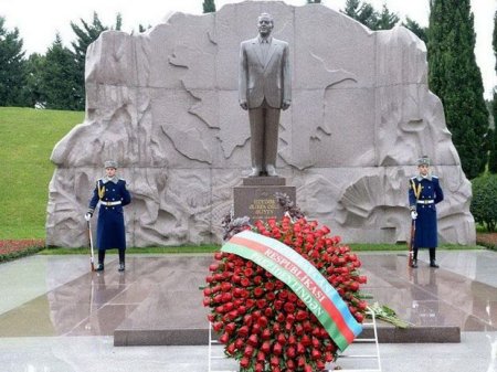 Ильхам Алиев и Мехрибан Алиева посетили могилу Гейдара Алиева - ФОТО